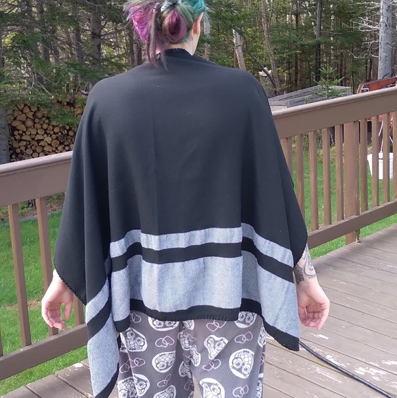 Poncho - Picture 3 of 4